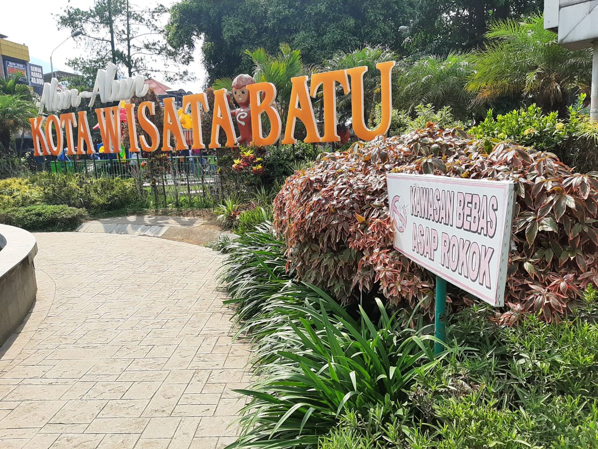 leonrumambi's tweet photo. DILARANG MEROKOK di alun2 kota batu. Bahkan terdengar bbrp kali diingatkan dari speaker pemberitahuan sama pihak alun2. Mantap banget nih. Kapan dong surabaya? Cocok kah buat kota kita di taman2nya mungkin. @e100ss @BanggaSurabaya @surabaya https://t.co/FDWeVYFrR3