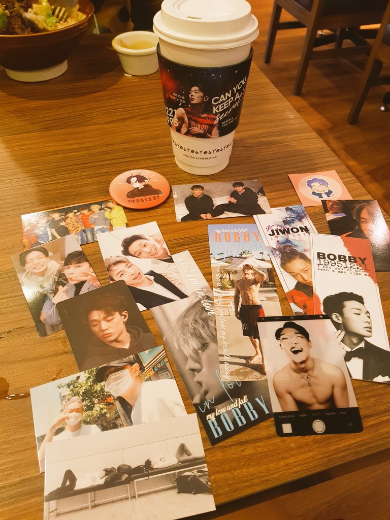 hanbinsmuse's tweet photo. super chill event and cutie ng freebies!! congrats my friend @adorablebobby_ and @konsleeve team ๐ฐ๐ #SecretsWithBobby #BeautifulBOBBYDay https://t.co/agicXJNGbm