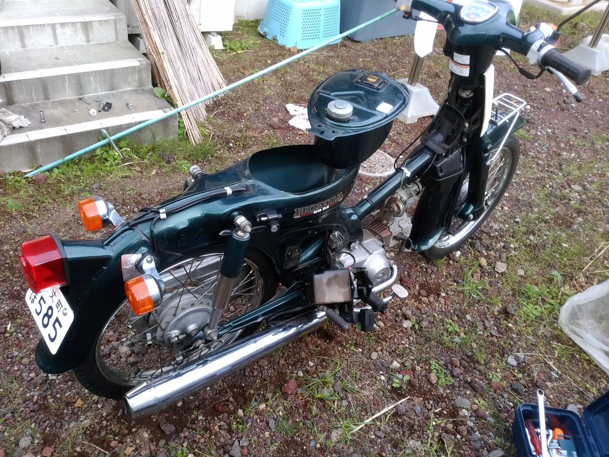 ちゃん Auf Twitter カブと戯れる 燃料タンク外してフレーム内に錆止め塗布 エンジンの変な音はマフラーが原因だった 様子見ようかな スーパーカブ ノックスドール T Co Pmhnezf0n3 Twitter