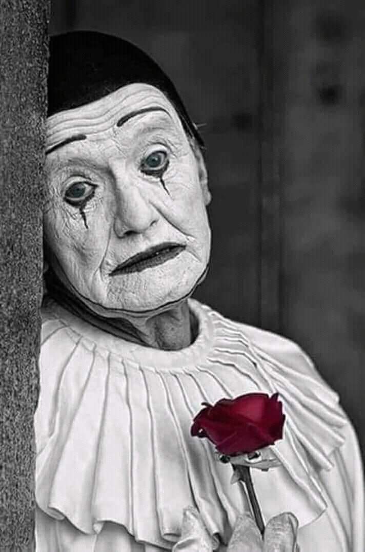 كل الذين ربطوا سعادتهم بالآخرين ..
ماتوا مقتولين بالوحدة !!