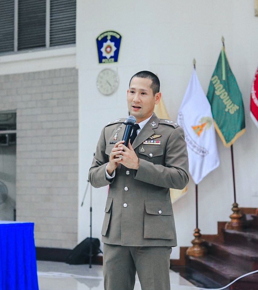 wingsguardian's tweet photo. เราไม่ได้เห็น
“ พระอาทิตย์ ” ขึ้นทุกวันหรอก
มัน, จะมีบางวัน
ที่เรา “ ตั้งใจเฝ้ารอ ”
และ..หลายครั้ง ก็ “ ผิดหวัง ”
บางวัน..ก็หลอกให้เราดีใจ
ว่า... มันจะ “ สดใส ”
จน..กระทั่ง “ ฝนตก ”
“ ชีวิต ” ก็..เหมือนกัน
เรา, ไม่รู้หรอก ว่า..
วันนี้ เราจะมี “ ความสุข ”
หรือ จะโดนใครสักคนทำร้าย https://t.co/Ex8S1ERnHW