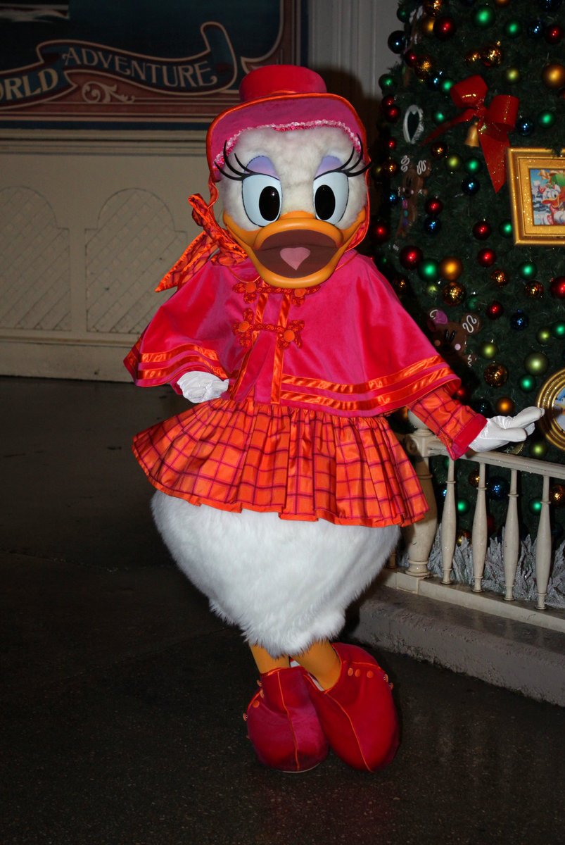 CharactersPBlog's tweet photo. Walking in a winter wonderland ❄️
#daisy #daisyduck #disneylandpark #celebration #apevent #passholdernight #disney #disneyparks #disneycharacters #disneylandparis #disneyphotos #disneylandparkcelebrations #christmas #christmasseason #disneychristmas #specialevent https://t.co/jhWTD3cLmu