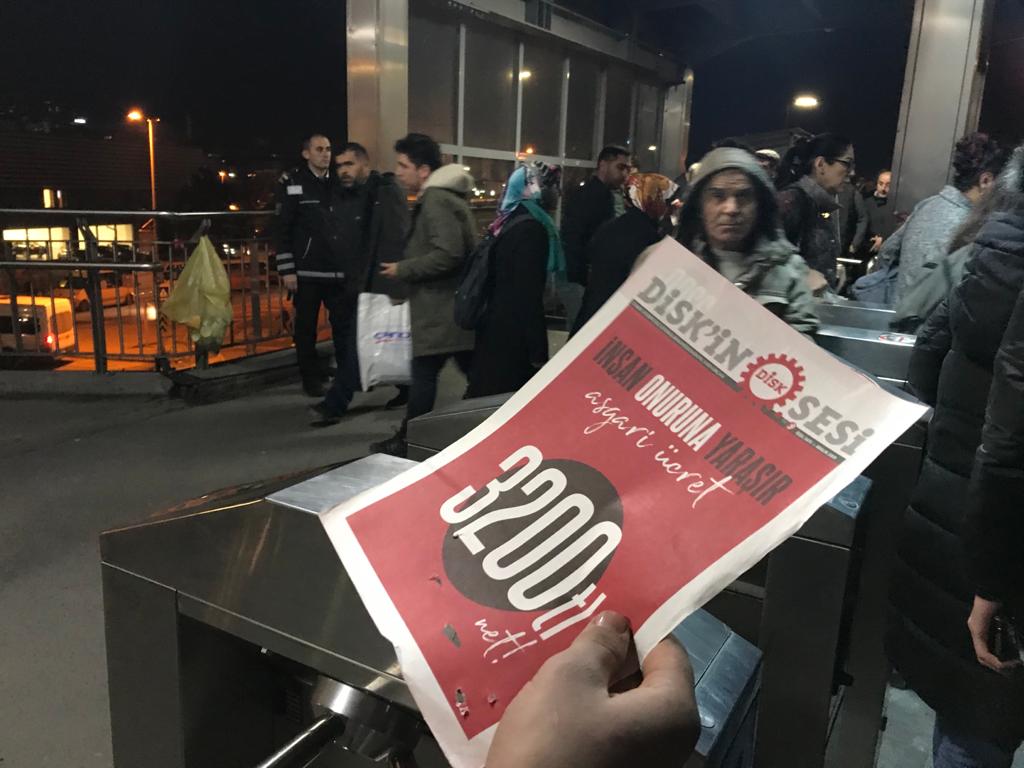 diskinsesi's tweet photo. #AsgariÜcret3200Net talebimizi ve mücadele çağrımızı sabah işe giden işçilere ulaştırmaya devam ediyoruz.
23 Aralık Pazartesi saat 12'de Çalışma Bakanlığı önünde bir kez daha ifade edeceğiz:
İnsan onuruna yaraşır asgari ücret en az 3200 liradır https://t.co/P7Ex6llfrL