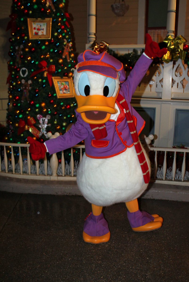 CharactersPBlog's tweet photo. Donald Duck during the Disneyland Park Celebrations Night!  #donald #donaldduck #disneylandpark #celebration #apevent #passholdernight #disney #disneyparks #disneycharacters #disneylandparis #disneyphotos #disneylandparkcelebrations #christmas #christmasseason #disneychristmas https://t.co/6P7AzZSmOJ