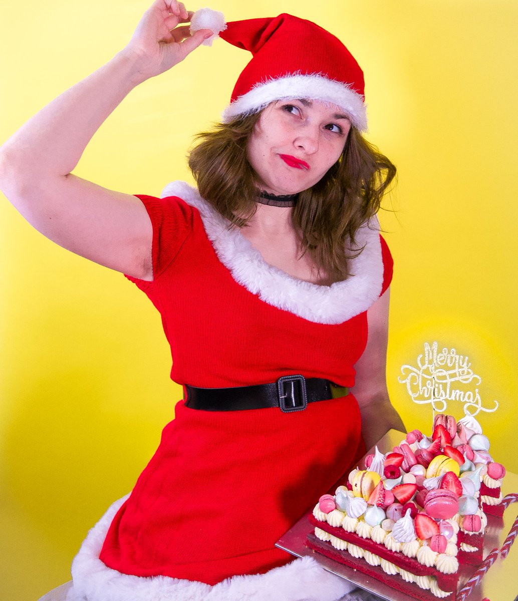 Christmas are just around the corner, are you ready?? 🤶😅❄️❤️🎂🍭We are ready and strong, always in style, we make the prettiest, most delicious cakes and bakes 🌹🎈🕷️❄️😍🤶
Photo: @Christina_charoniti  
*
*
@Punk_cake_uk #christmascakes  #Londoncakes #cakelovers