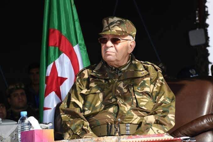 KouidriSamir2's tweet photo. @kasimf تحيا الجيش و يدك في الواسمو https://t.co/hHQXeBbJGw