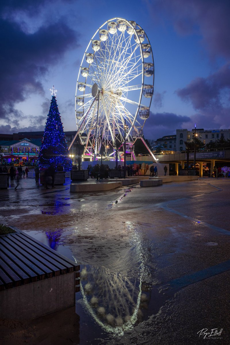 REPhotography7's tweet photo. Blue Hour Bournemouth. #StormHour #Dorset #bournemouth @bmouthofficial @LEEFilters @CanonUKandIE @camerajabber @3LeggedThing https://t.co/F79u0OYp9k