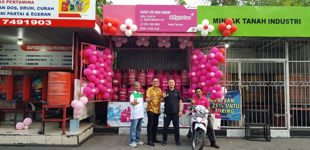 Ziko_Wahyudi's tweet photo. Ada Excellence Outlet Bright Gas di Kota Surabaya, yuk kunjungi &amp; beli Bright Gas.
 
Ceritanya coba nge-Vlog Challenge, hasilnya harap maklum..hee.

#BrightGasBerkualitas #KelihatanCerdasnya #Pertamina135 #call135 
#pertaminamor5 
#BrightGasSurabaya
@pertaminamor5 https://t.co/b8djpjao4j