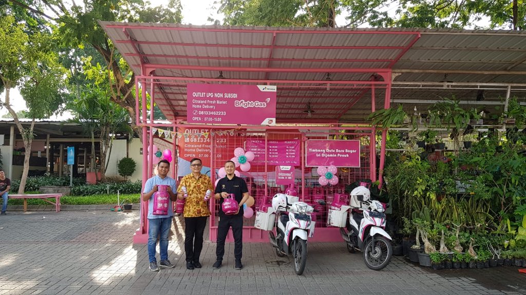 Ziko_Wahyudi's tweet photo. Ada Excellence Outlet Bright Gas di Kota Surabaya, yuk kunjungi &amp; beli Bright Gas.
 
Ceritanya coba nge-Vlog Challenge, hasilnya harap maklum..hee.

#BrightGasBerkualitas #KelihatanCerdasnya #Pertamina135 #call135 
#pertaminamor5 
#BrightGasSurabaya
@pertaminamor5 https://t.co/b8djpjao4j
