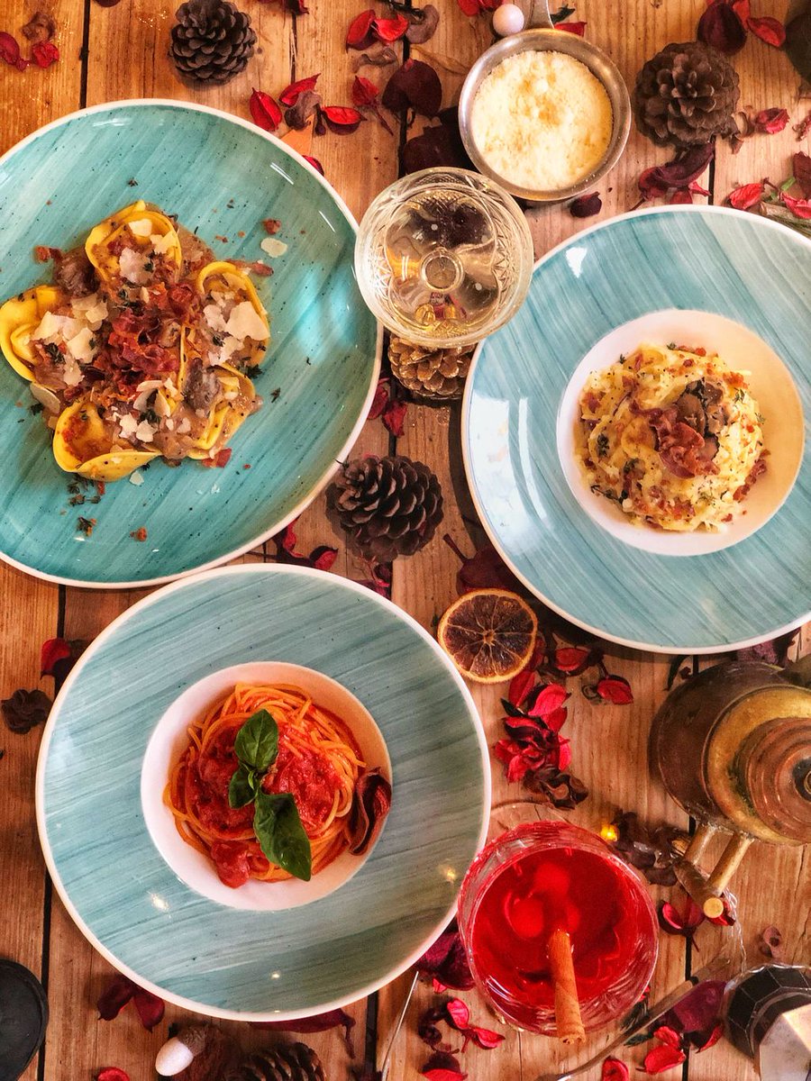 Serving holiday spirit one delicacy at a time🍾!
#gettingreadyforchristmas #thefoodilove #neapolitandelights #italianfoodrocks
.
.
.
#ineedit #pizzaisnotajoke #cravingforpizza #artisanalpizza #realpizza #neapolitanpizza #delicacy #bestpizza #bestpizzainlondon #pizzalondon