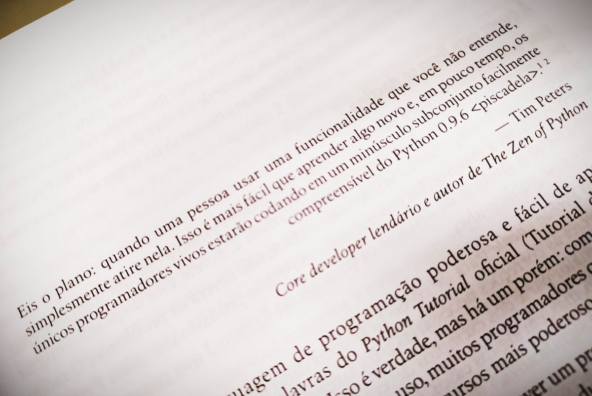 AndreAngelucci's tweet photo. Não resisti ao episódio do #HipstersPontoTech com o @ramalhoorg e comprei essa obra-prima. @PythonFluente https://t.co/sURn7ms8fz
