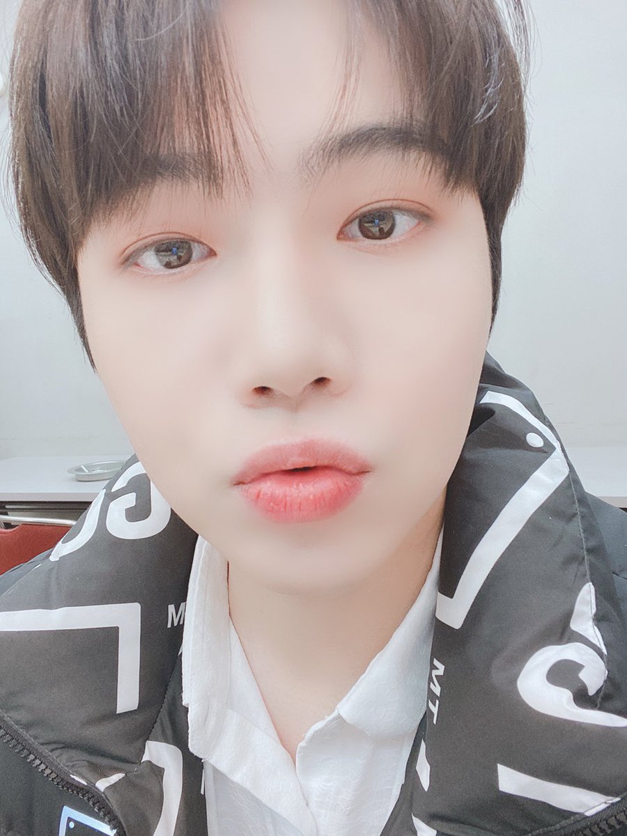 [#진호] 이번 투어는 정말 죽을 때까지 잊지 못 할 거예요! 많이 배웠고 멤버 모두 많이 성장할 수 있는 기회를 주신 우리 유니버스!!! 사랑하고 또 사랑해요❤️ 더 열심히 해서 만나지 못한 유니버스들까지 만날 수 있는 펜타곤이 될게요 감사합니다!!