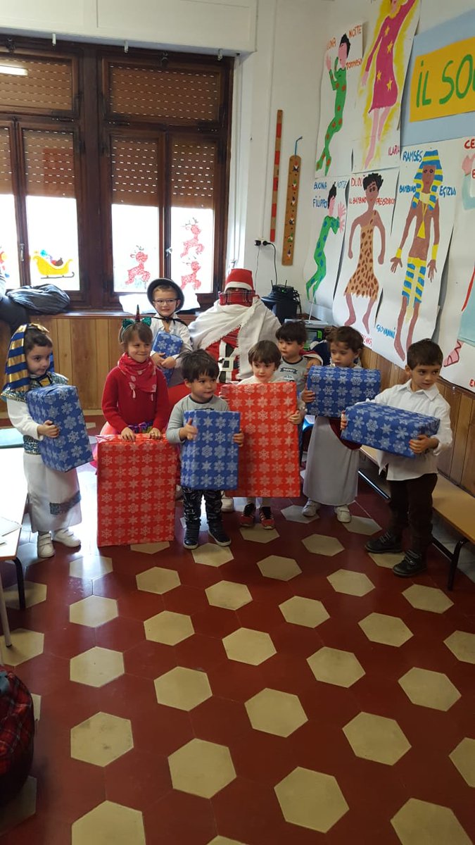 AnnaTomasso's tweet photo. @Ic_Viguzzolo Scuola Infanzia Garbagna.
I bambini impegnati nella recita, "Il sogno dei Natali passati",  ispirata ai periodi storici trattati nel progetto "Il mese dell'arte". https://t.co/2R50hJFqCT