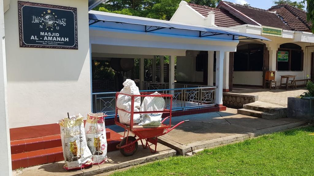 ecomasjid_id's tweet photo. Pengelolaan sampah terpilah dimulai dari pengumpulan. 

Pola pengumpulan sampah ini evolusi puluhan tahun untuk mencapai swa-kelola (zero waste) sampah ponpes. https://t.co/9jGsLDS43p