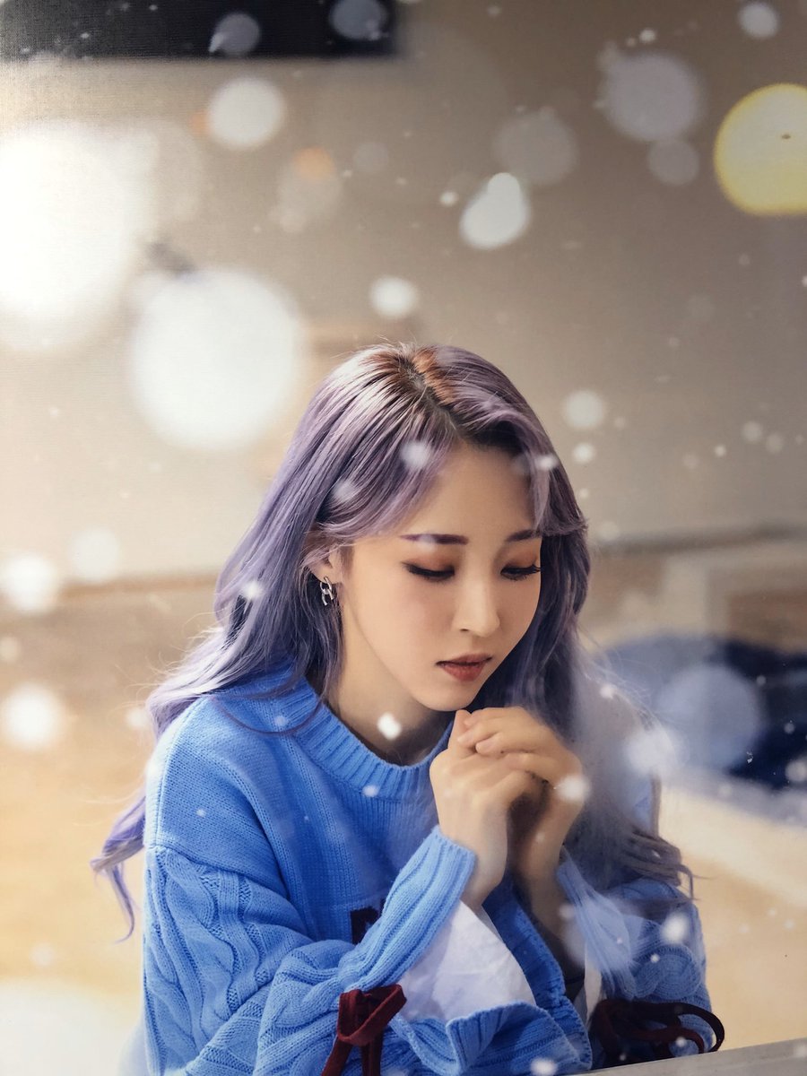 SBWRCHV's tweet image. I NEED THIS MOONBYUL PHOTOBOOK NOW!!!
