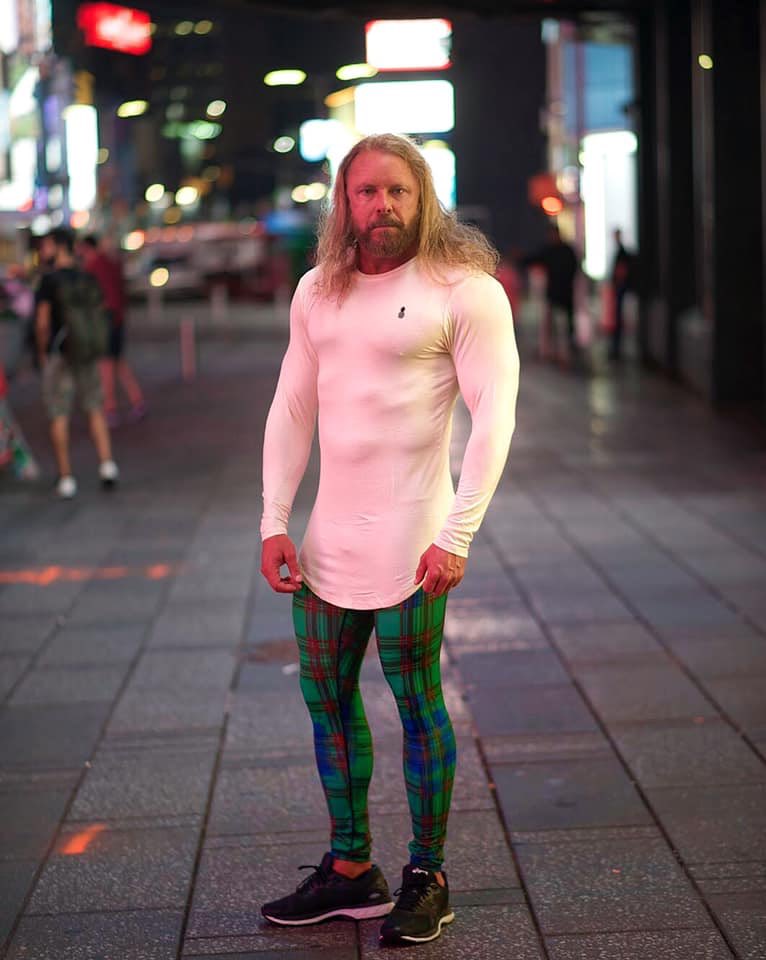 Jingle jangle, y’all! Lookin’ festive AF in his Highlander Performance Meggings @california_thor 🎄 
#style #mensstyle #mensfestivalstyle #yoga #mensyogafashion #mensathleisure #mensathleticwear #outfitideas #mensoutfits #partystyle #gymstyle #party kapowmeggings.com