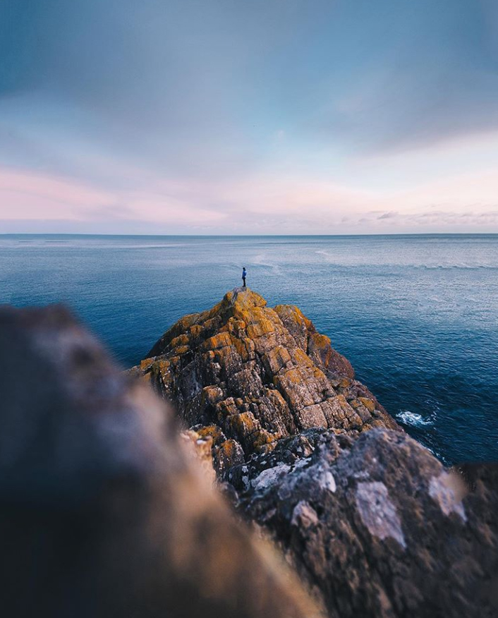theworkingboat's tweet photo. The last few moments of sunset just off the port of Polperro - staggering beautiful and we can't get enough! 😍 📷: willlamerton (via Instagram)
#polperro #cornwall #visitcornwall #cornwalladventure #lovecornwall #cornwalluk https://t.co/CRAmO2kb24