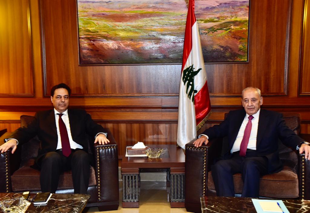 محاولاً محاكاة وضعية جلوس الرئيس نبيه بري خلال لقائه به، قبل بدء الاستشارات النيابية، في مجلس النواب - 21/12/2019
#حسان_دياب