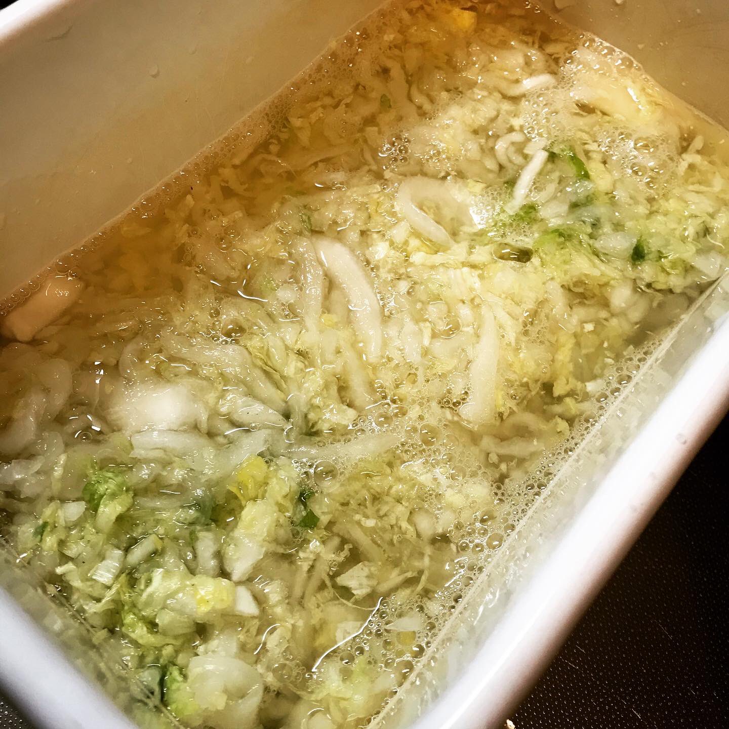 酒徒 しゅと 子供のおままごとに付き合いながら 酸菜 白菜の漬物 を仕込んだぞ 白菜丸ごと漬け込む本式のやつは大変なので 白菜半分で少し前のdancyuに載ってた千切りしてから漬け込むやつにトライ 塩すると縮むなあ これなら一個分使えばよかった 酒徒 しゅと 子供のおままごとに付き合いながら 酸菜 白菜の漬物 を仕込んだぞ 白菜丸ごと漬け込む本式のやつは大変なので 白菜半分で少し前のdancyuに載ってた千切りしてから漬け込むやつにトライ 塩すると縮むなあ これなら一個分使えばよかった