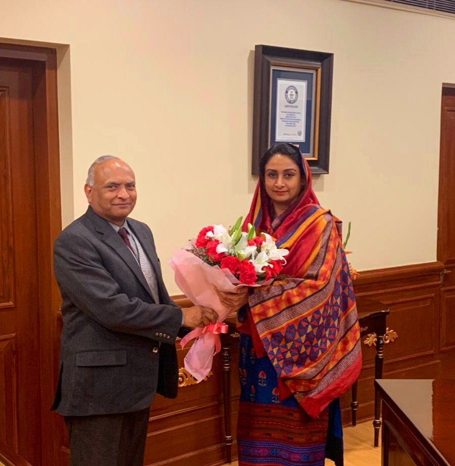 lg_ladakh's tweet photo. #NewDelhi #MinistryOfFoodProcessing
Hon'ble LG Ladakh Sh @R_K_Mathur during his visit to New Delhi, had a meeting with Smt @HarsimratBadal_ Hon'ble Union Cabinet Minister for Food Processing, GoI. at Panchsheel Bhawan in New Delhi https://t.co/pJPth2DDMi