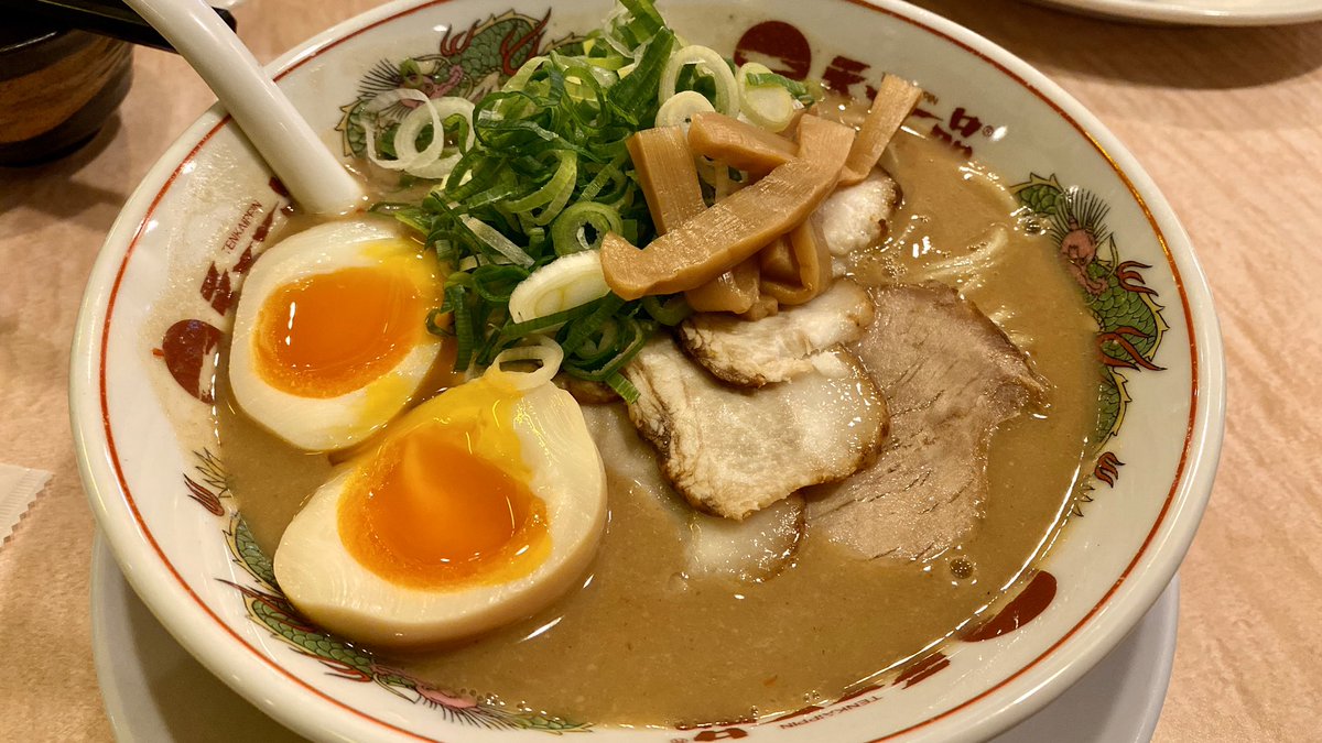 Leiconen_'s tweet photo. はぁぁぁぁあああ…
やっぱりここのこってりはうまいんや…
ネギ多めとかスープ多めが有料化されてしまったけど、味は変わらず美味しいので、帰ってきたら必ずくるのである
ごちそうさまでした
#TKIP https://t.co/lhJdQuNpaH