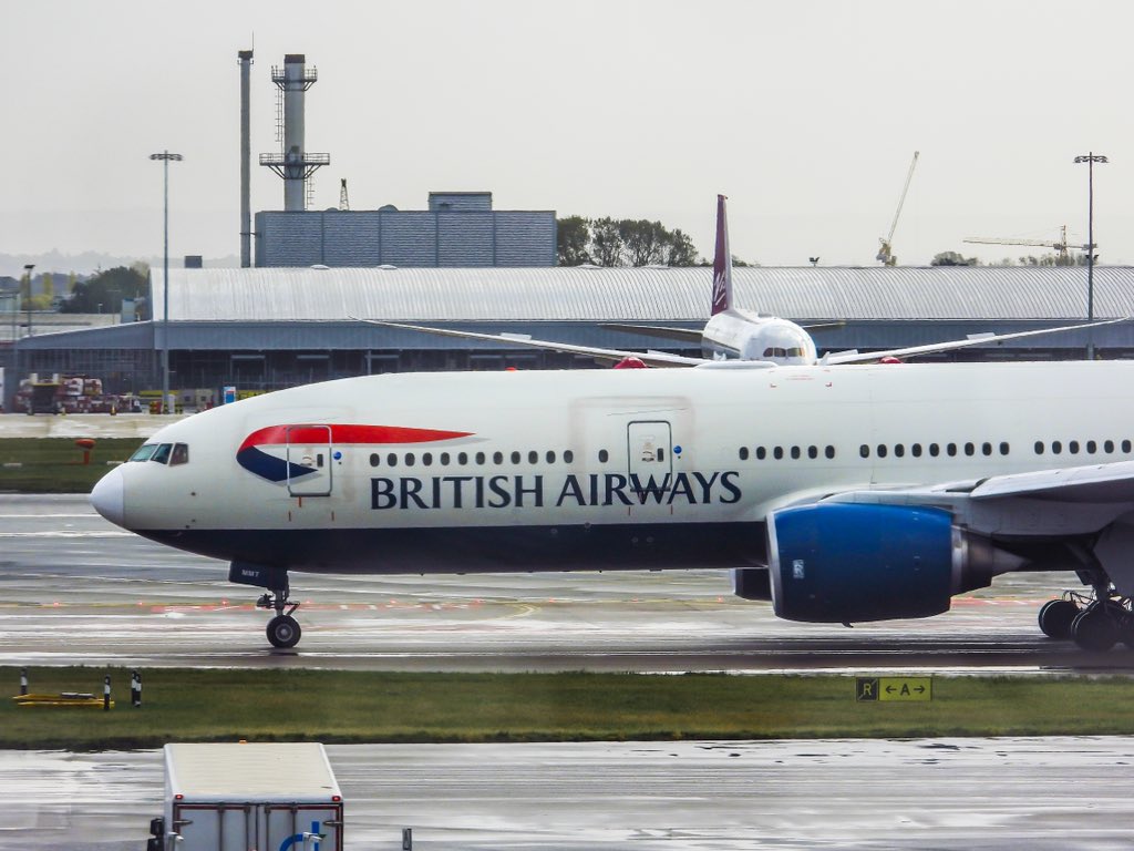 HTouku's tweet photo. A British Airways B777-200ER(G-YMMT) is taxing to RWY27L in London Heathrow international Airport(LHR/EGLL)
Aircraft profile information:
Airline: @british_airways
Aircraft: B777-236ER
Age: 10.6 years
Reg: G-YMMT
#GYMMT #b777200er #b777 #b777236er #london #heathrowairport https://t.co/c3HwM3i3En