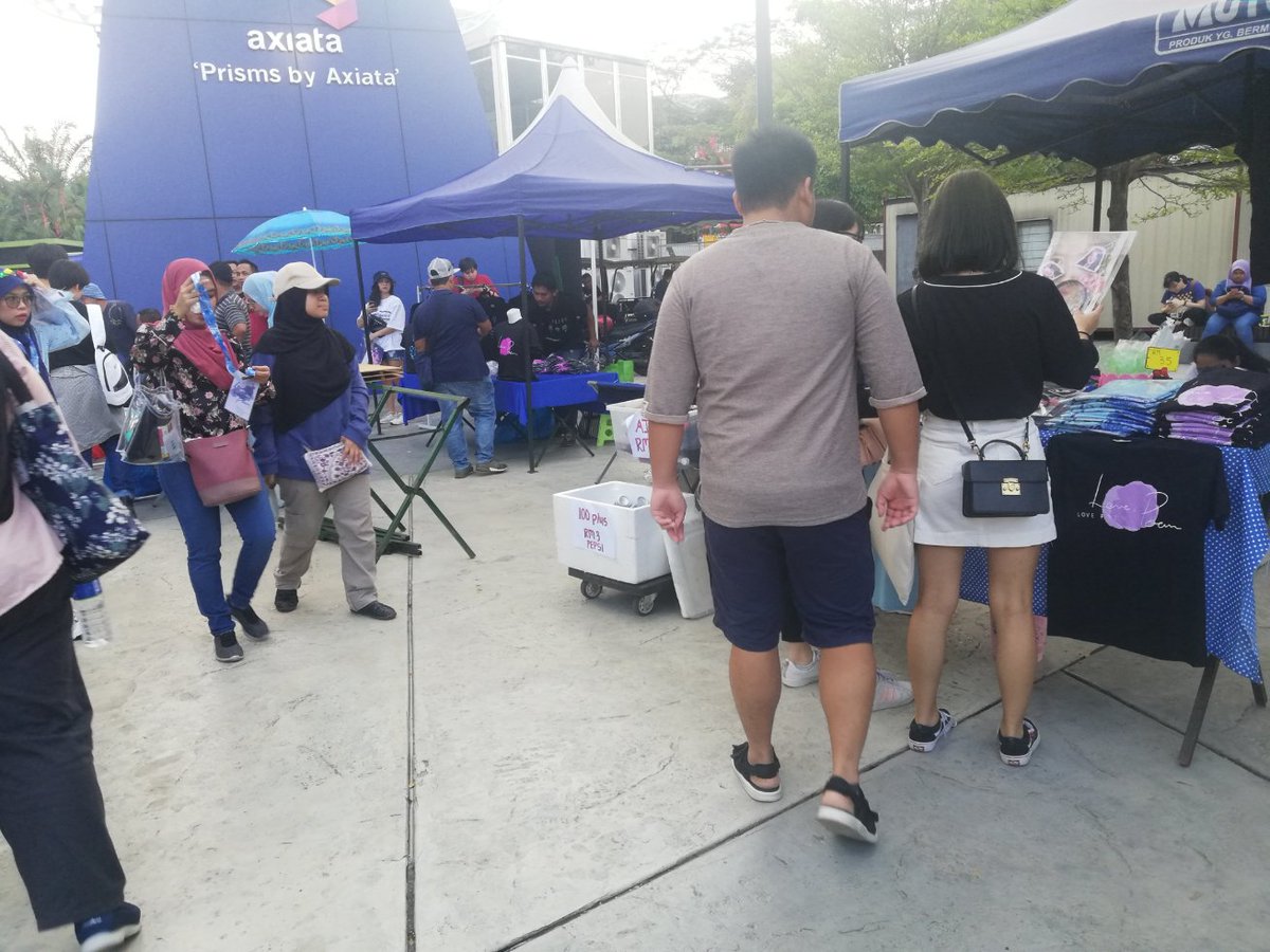 kmaniamy's tweet photo. Min dah sampai gais.. Ramainya UAENA! Have a great moments gais with our dearest @_IUofficial
.
#IU #IULovePoemInKL #IULovePoemInKL #LeeJiEun #μμ΄μ #KMania #kmaniamedia #GalaxyGroup https://t.co/St6UIqVVvp