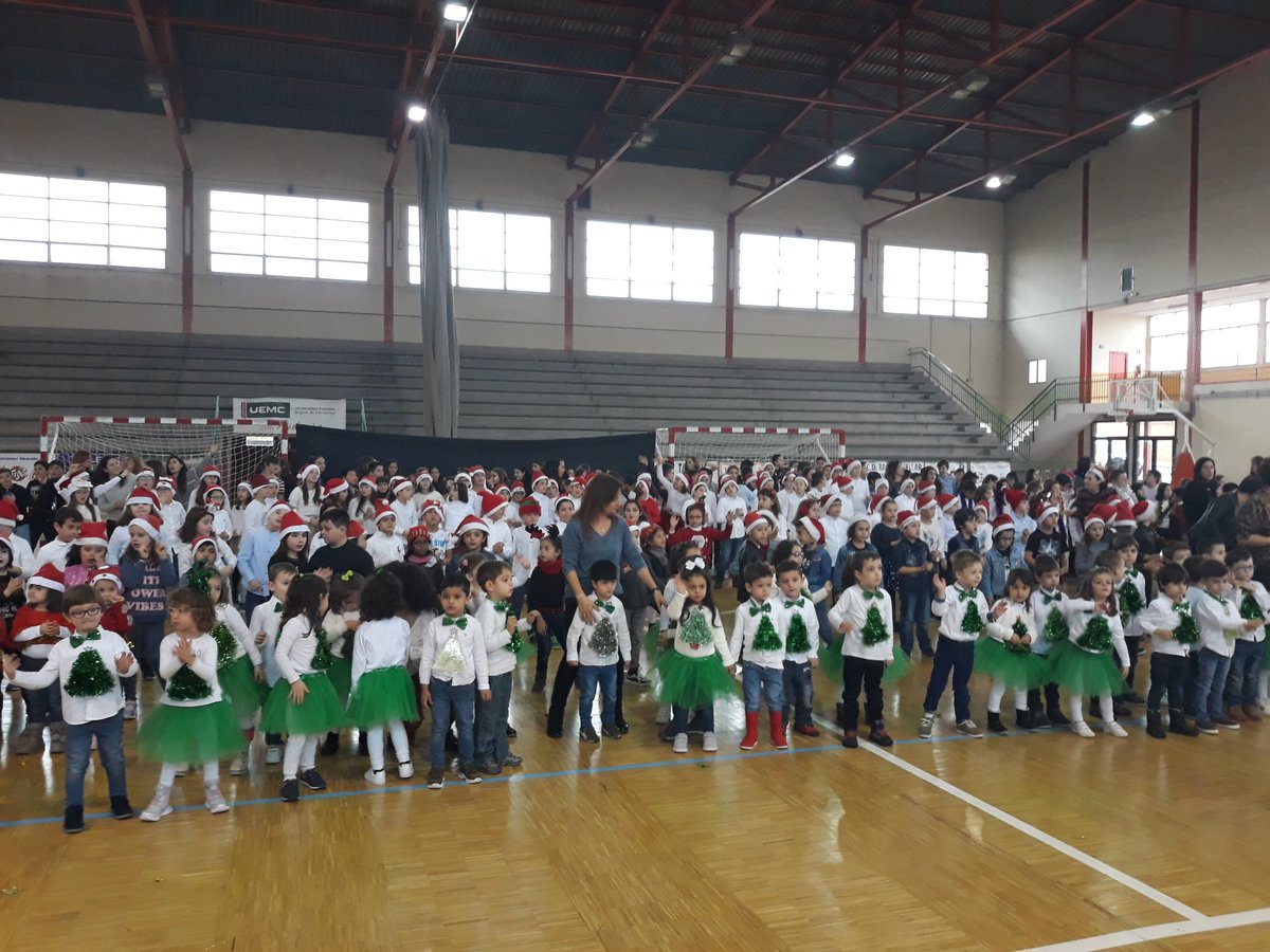 colesantaclara's tweet photo. Ayer disfrutamos con el #FestivalNavidad2019 con #MichaelRecycle, el almuerzo con chocolate y campanadas final de año.Gracias familias, AMPA por toda la colaboración @aytocuellar @educacyl https://t.co/70lKImYFPf