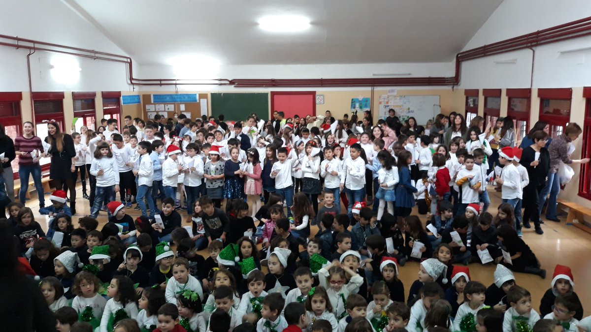 colesantaclara's tweet photo. Ayer disfrutamos con el #FestivalNavidad2019 con #MichaelRecycle, el almuerzo con chocolate y campanadas final de año.Gracias familias, AMPA por toda la colaboración @aytocuellar @educacyl https://t.co/70lKImYFPf