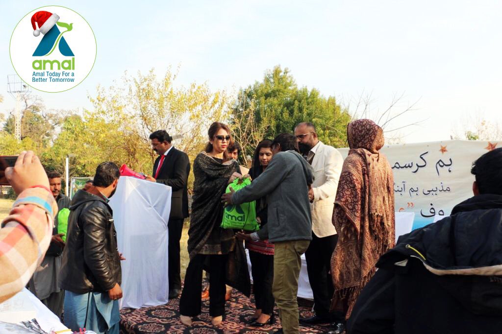 AmalForLifePK's tweet photo. Amal's President Mrs. Mehreen Waseem and Assistant Commissioner Ms. Sara Haider, distributed gifts among the Christian community present at function.
#ZeroWasteChallenge
#CleanGreenPakistan 
#MerryChristmas
#AmalTodayForBetterTomorrow https://t.co/ldpHs9HbBs