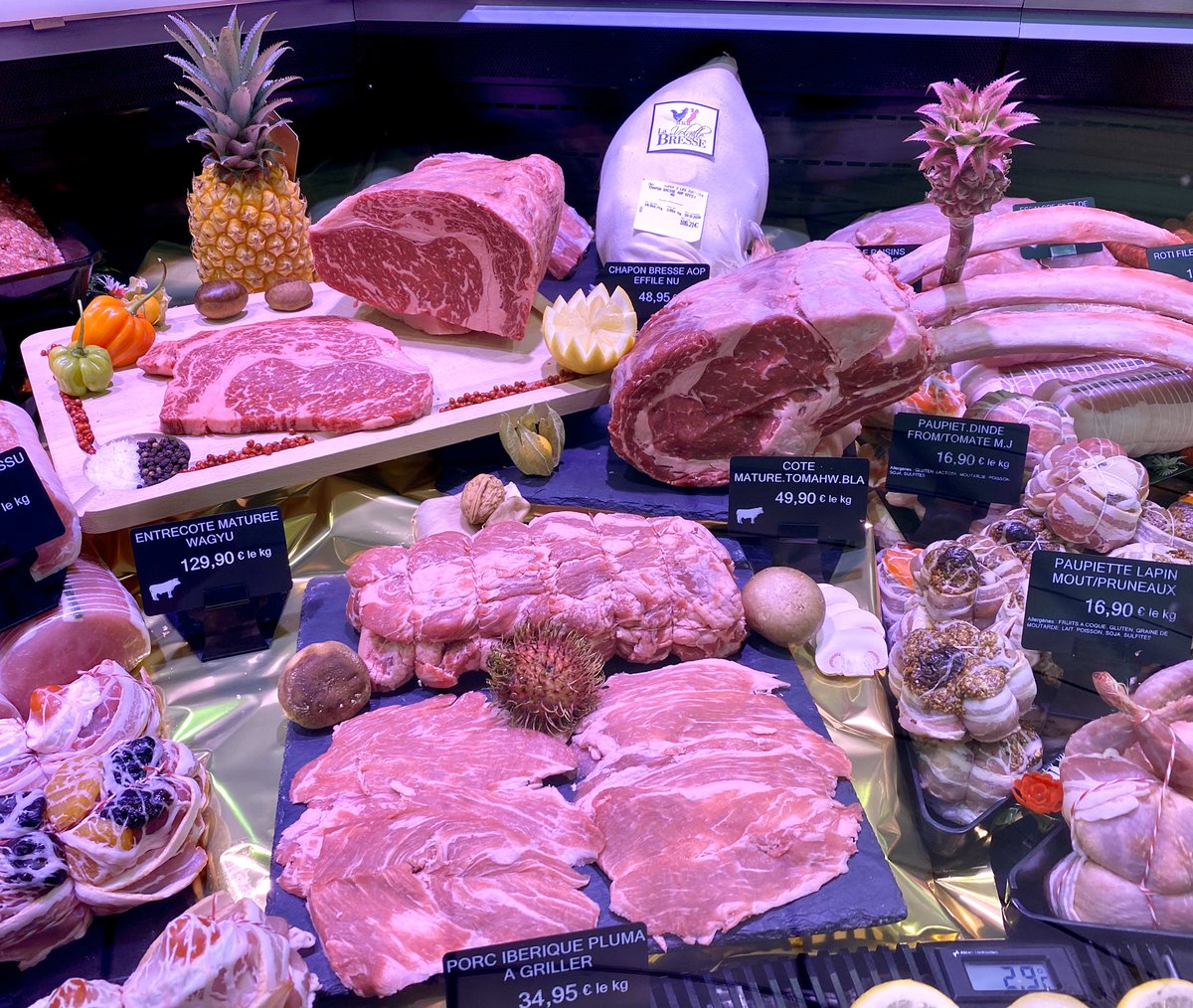 ButcherOnFire's tweet photo. Bon, ça c’est fait! 😎
Coupure. Reprise à 13h. ⏰
On les attendait, Wagyu, Black Angus et Iberico sont arrivés! 🥩🤟🏻
La Charolaise maturée est là aussi! @ULesCommercants #Noel #volaille #boucherie #viande #food #chaponbresse #wagyu #blanckangus #puigrenier #Angers https://t.co/jjEiDQhFhP