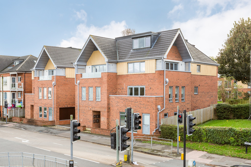 moverevolution's tweet photo. You've been busy Paul, Dan, Ryan, Sue &amp; James - WOW ALL SOLD in COULSDON.  If you are thinking of moving in the Coulsdon area give Move Revolution Purley a call on 020 8819 3272 to find out the secret of their success. #cousldon #purley #sanderstead #croydon #eastcroydon https://t.co/B6WEfLX3Sr