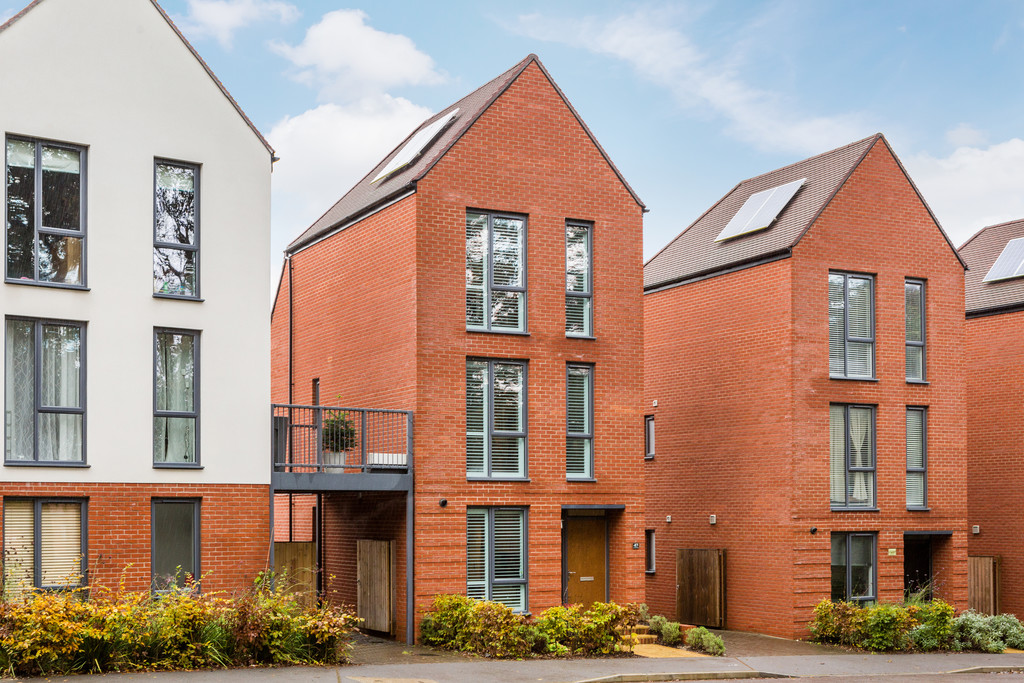moverevolution's tweet photo. You've been busy Paul, Dan, Ryan, Sue &amp; James - WOW ALL SOLD in COULSDON.  If you are thinking of moving in the Coulsdon area give Move Revolution Purley a call on 020 8819 3272 to find out the secret of their success. #cousldon #purley #sanderstead #croydon #eastcroydon https://t.co/B6WEfLX3Sr