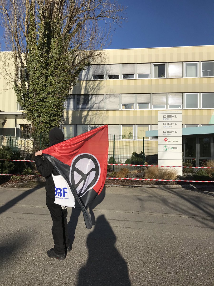 schautnichtweg's tweet photo. @Welatpa00428651 Und das alles mit deutscher Unterstützung durch #Rüstungsexporte wer profitiert schafft #Tod und #Fluchtursachen #FriedenswegBodensee #KeineWaffenvomBodensee protestierte dagegen #SolidaritätmitRojava #Überlingen #Bodensee https://t.co/A60uLflHer