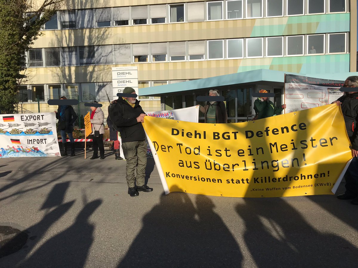 schautnichtweg's tweet photo. @Welatpa00428651 Und das alles mit deutscher Unterstützung durch #Rüstungsexporte wer profitiert schafft #Tod und #Fluchtursachen #FriedenswegBodensee #KeineWaffenvomBodensee protestierte dagegen #SolidaritätmitRojava #Überlingen #Bodensee https://t.co/A60uLflHer