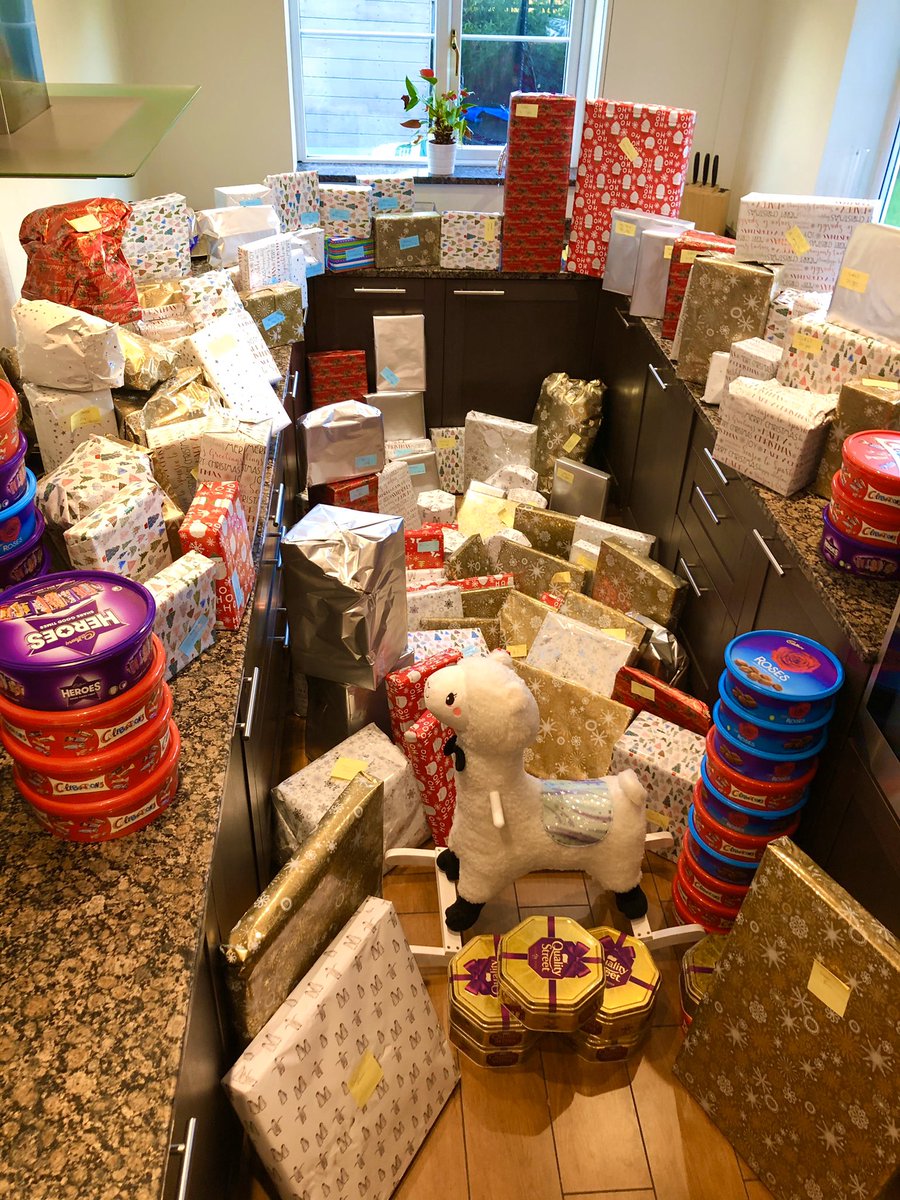 ChepRoundTable's tweet image. The final act before the volunteers from Chepstow Round Table and 41 Active hang up their boots for Christmas. 

Today we deliver these to the Royal Gwent Hospital Children’s Ward with Santa Claus Naughty Elf and Snowman #Newport #Royalgwenthospital #Childrensward #merrycrimbo