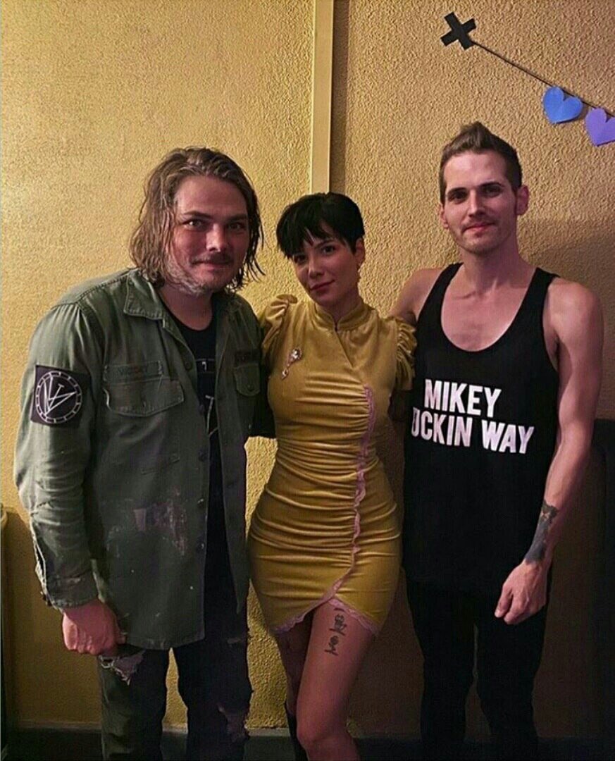 c1918aptain's tweet image. MIKEY FUCKIN WAY 
девачки, я снова плачу #mychemicalromance @mikeyway