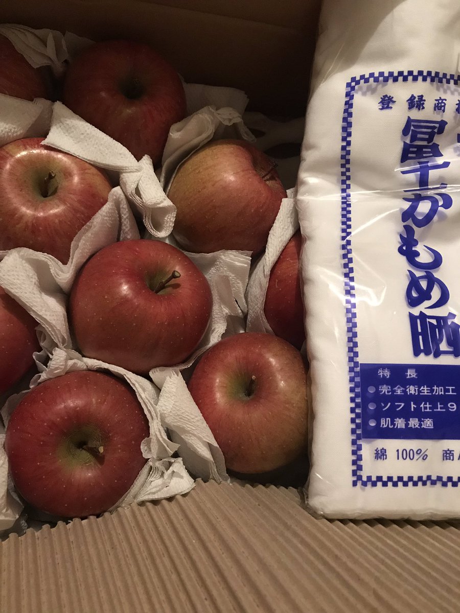 MIYAKE_YOHEI's tweet photo. 熊本「地球農園」(2015年の熊本市議選1358票にて惜しくも落選の園田みつよし君のところ)の自然栽培7年目ミカン (10kg ¥5000-) 
激烈旨！
そして長野の山口家からは妊婦用のサラシと林檎も届いた。愛ちゃんありがとう！
#冬の恵み https://t.co/ELJjBQjKuO