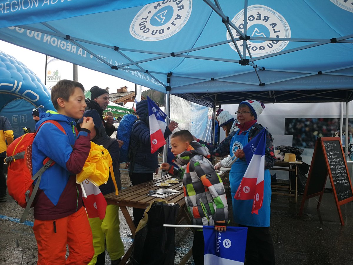 BiathlonALGB's tweet photo. La dégustation a repris au stand de la Région @auvergnerhalpes. On vous y attend avec le sourire. Venez chercher vos drapeaux pour encourager les Bleus ! #ALGB2019 #mongrandbo #biathlon #biathlonfamily #biathlonworld https://t.co/yxO2volEES