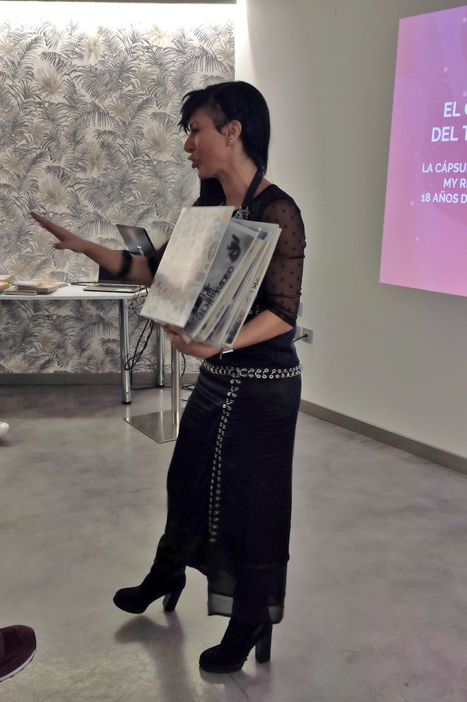 NettDigital's tweet photo. @MyriamCarrel presentando nuestro cofre del tesoro  realizado con @MyRetrobox y nuestro álbum particular, donde se han recogido los mejores momentos #NETT en estos 18 años #18AñosCumpliendoSueñosContigo #AniversarioNETT #MasterMPD #MasterTGD https://t.co/ZFcXIkrBkz