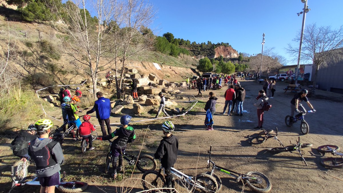 Ara mateix a Les Comes, Igualada, Trial de Nadal amb bicicleta organitzat per l'Anoia Trial Academy.
Una cinquantena de joves pilots de tots nivells, entre 5 i 16 anys.
Un matí esplèndid !
#ATA #TrialDeNadal #AnoiaTrialAcademy
#BikeTrial