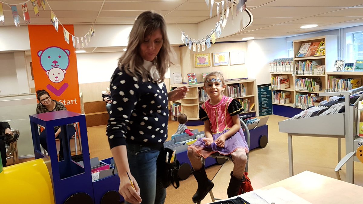 Dag van de bieb Gelderse bibliotheken o.a. <a href="/BiebNijkerk/">Bibliotheek Nijkerk</a> feestje voor alle bezoekers met uiteraard gebak, bon voor oliebollen, spelletjes en muziek.