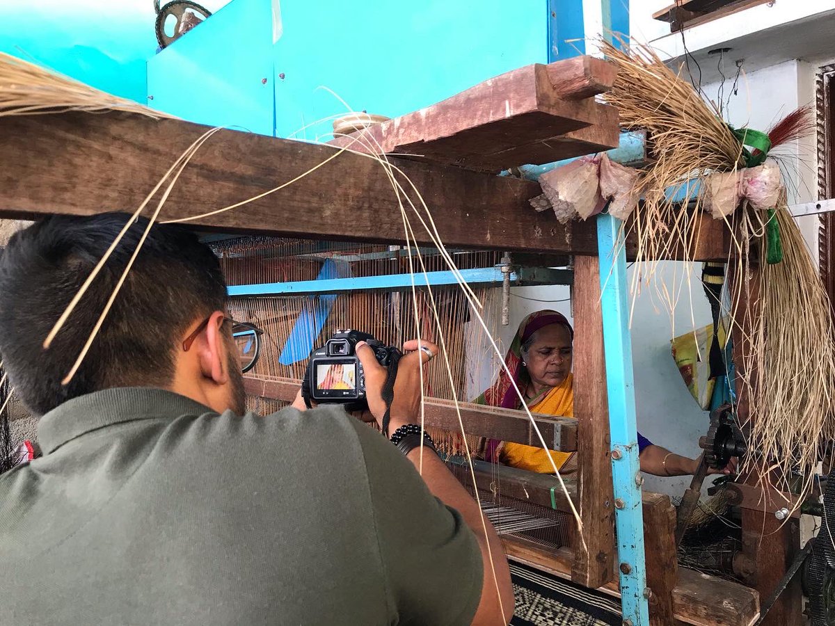 anna_isaac's tweet photo. Last week, my colleague Ravi &amp; I travelled to Pathamadai in Tirunelveli, where we documented the story of the women, who weave mats for a living. Despite the long hours and backbreaking work, they make ₹100 a day. This is their story: https://t.co/hFWinjsSlb https://t.co/YEiDam3Bj9