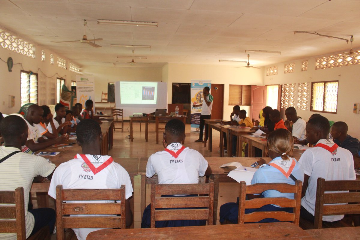 AtmanBOUBA's tweet photo. A l'église catholique #Babre de #Gagnoa pour une sensibilisation à l'hygiène #numérique. Une initiative de l'#EDHL de @tourisso22 #KidsInAction https://t.co/lqgzFDcI8S
