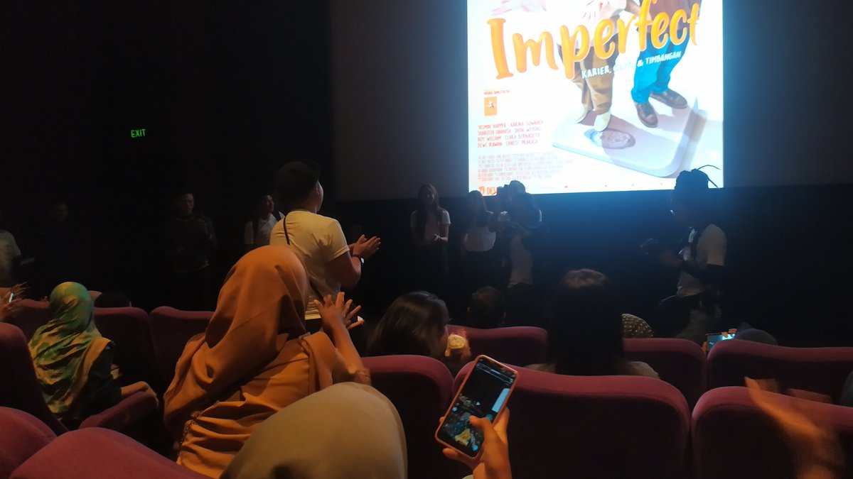 MardiyahUcu's tweet photo. Dari mulai Ngenest sampe Imperfect gapernah ngecewain. Terbaik. 
Waktu hamil muda pen banget ketemu langsung koh @ernestprakasa sama teh meira, alhamdulillah sekarang kesampean walopun gabisa foto bareng wkwkwk.
Makasi koh, karya2 nya selalu jadi tamparan keras buat diri sendiri. https://t.co/Eie5IzsYwx