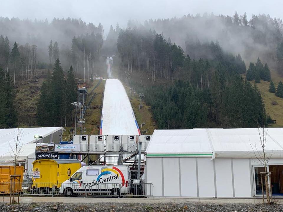 skijumping_pl's tweet photo. Deszczowo, ale bezwietrznie. Tak jest teraz w Engelbergu na Gross Titlis. Mamy nadzieję, że warunki utrzymają się i będziemy świadkami sprawiedliwego widowiska. #skijumping #Engelberg #skijumpingfamily https://t.co/D5pabmzR3N