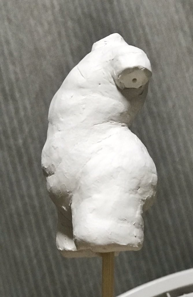 第三ラウンド…結局盛った部分をかなり削ってファンドソフト買って盛り直した…(; ˊ̱˂˃ˋ̱ )。

…フォローしておくと、100均粘土の上に盛った粘土は、切削性かなり良かったので、荒い仕上げで良ければこれだけで作るのもアリかも。パジコさんのかるがるという商品です。 