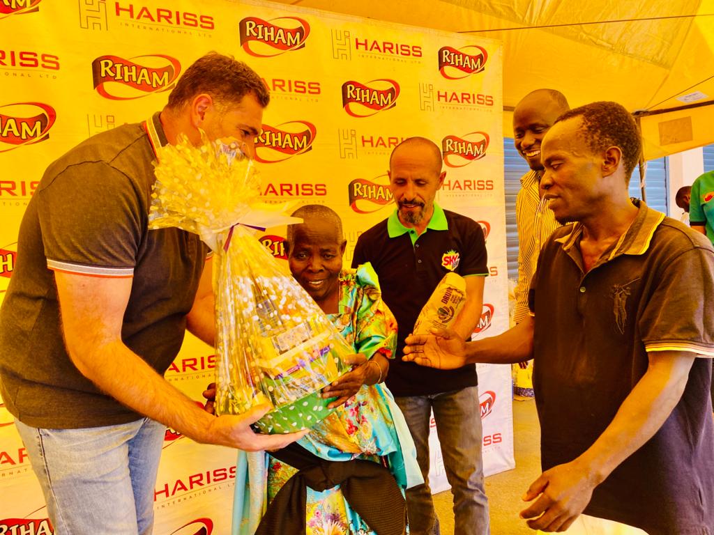 paulwebs1's tweet photo. If there is any company that does charity or in jagon language, capital social responsibility, it is @RihamUG. A group of elderly and needy persons from Kawempe are being supported with food and beverages from Riham. Christmas came early for them. #ARihamXmas https://t.co/E4GJVlbWim