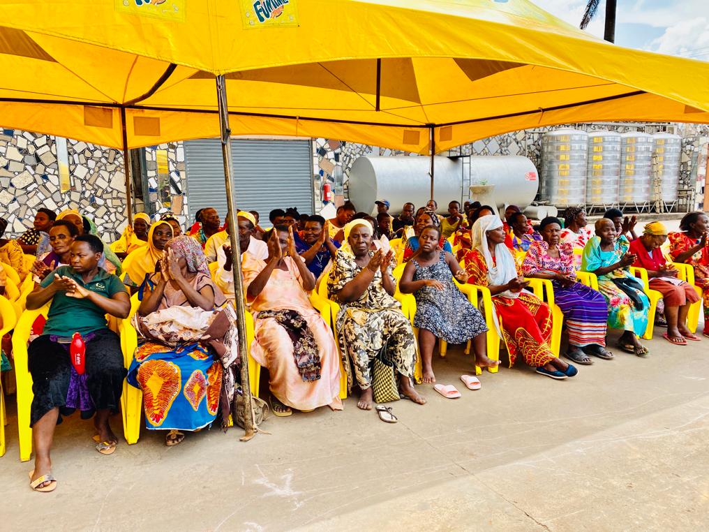 paulwebs1's tweet photo. If there is any company that does charity or in jagon language, capital social responsibility, it is @RihamUG. A group of elderly and needy persons from Kawempe are being supported with food and beverages from Riham. Christmas came early for them. #ARihamXmas https://t.co/E4GJVlbWim
