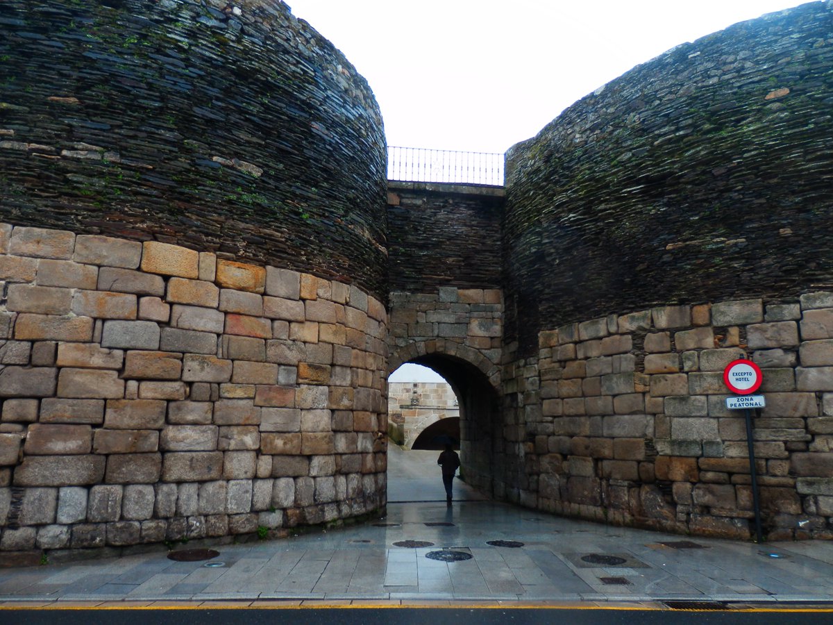 A Porta Miñá en las murallas de Lugo (Galicia), una de las puertas originales romanas y la que mejor se ha conservado: era la salida secular hacia Santiago: xurdemoran.blogspot.com/2015/08/porta-…